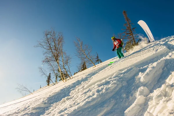Freerider esquiador desciende de la montaña en la luz —  Fotos de Stock