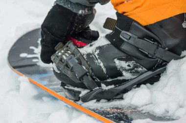 Snowboard Tespitleme düğmeler siyah adam çizme.