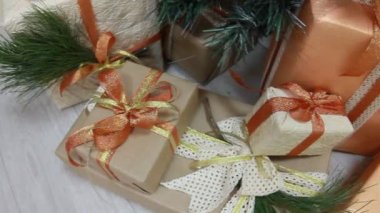 Hediyeler oyuncak ve beyaz ışık garland göz kırpıyor ile dekore edilmiş Noel köknar ağacı altındaki kutuları sunar. Slayt kamera hareketi.