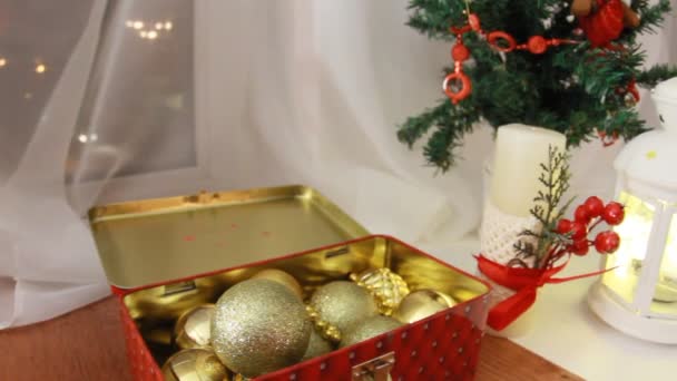 Подарки представляют коробки под украшенной елкой с игрушками и белой гирляндой подмигивания света. Слайд-камера . — стоковое видео