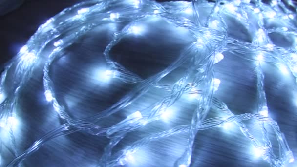 Guirnaldas iluminadas con luz azul. diapositiva de cámara — Vídeos de Stock
