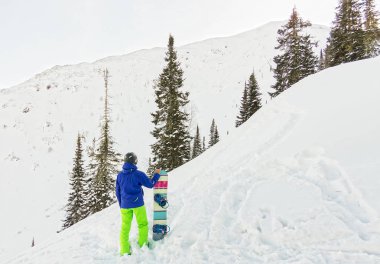 Bir kask ve wi dağın üzerinde duran Freerider adam