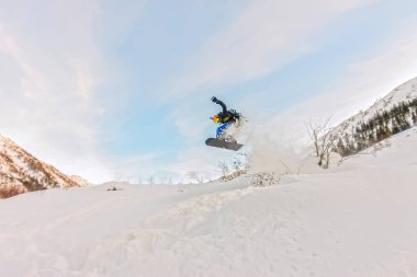 Freerider kar sprey yamaç atlıyor