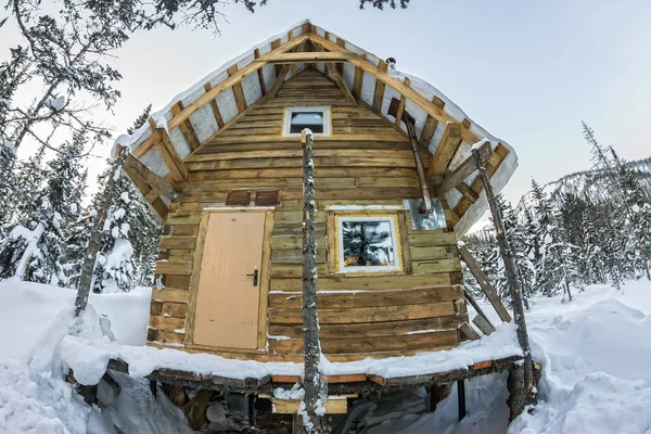 Chalets cabanes en forêt hivernale avec neige — Photo