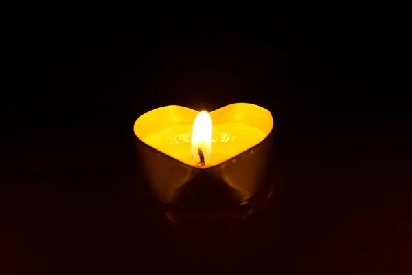 Pequeña Vela Redonda Con Comprimido Forma Corazón Enciende Oscuridad —  Fotos de Stock
