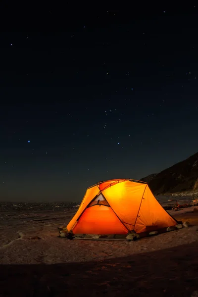 Tente jaune la nuit sur la rive du lac Baïkal en hiver — Photo