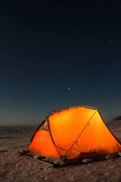 Tente jaune la nuit sur la rive du lac Baïkal en hiver — Photo