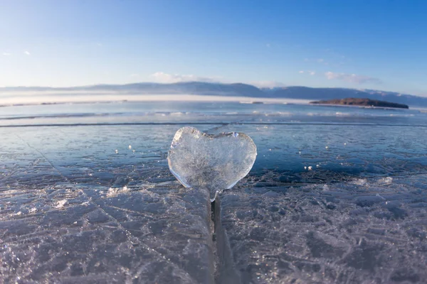 일몰 빛 균열에 얼음 심장. 바이칼 호수 — 스톡 사진