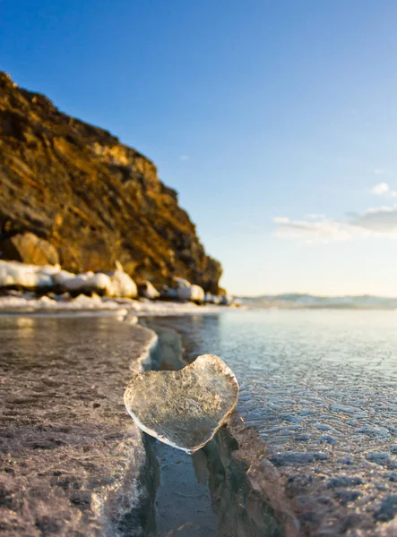 Ijzig hart in een spleet in het licht van de zonsondergang. het Baikalmeer — Stockfoto