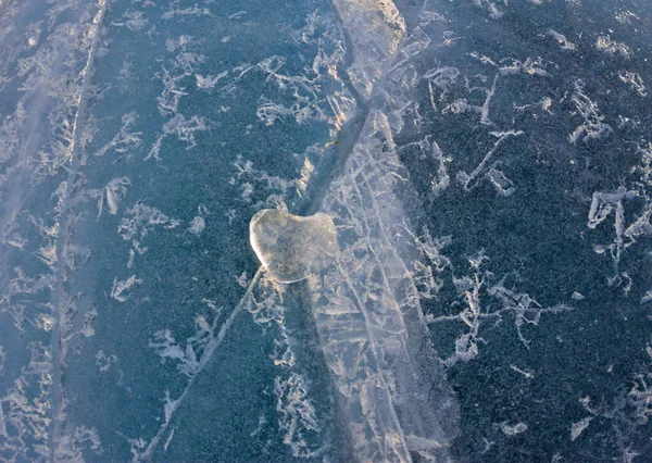 Lodowe Serce w crack w świetle zachodu słońca. jezioro Bajkał — Zdjęcie stockowe