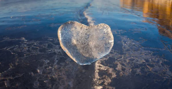 Corazón helado en una grieta a la luz del atardecer. lago Baikal — Foto de Stock