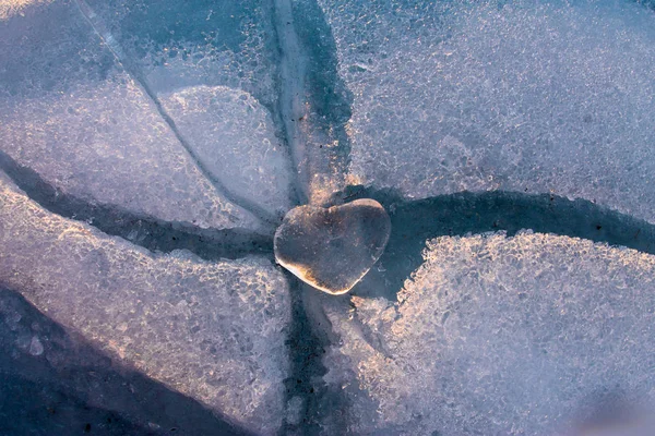 Eises Herz in einem Riss im Licht des Sonnenuntergangs. Baikalsee — Stockfoto