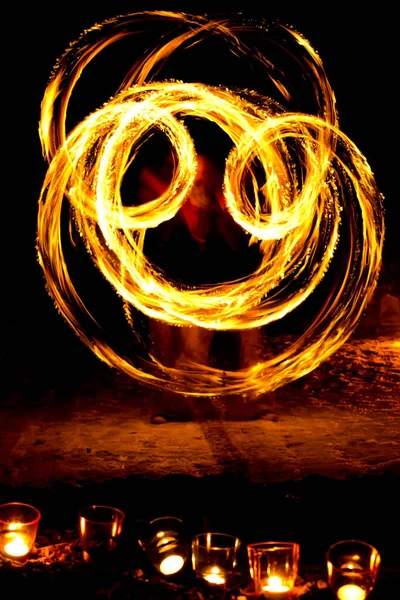 Forma de coração de velas em chamas no chão em um fundo de — Fotografia de Stock