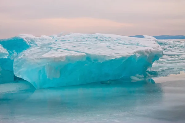 Arktiska Blå Glacier Ice Hummock Molnigt Väder — Stockfoto