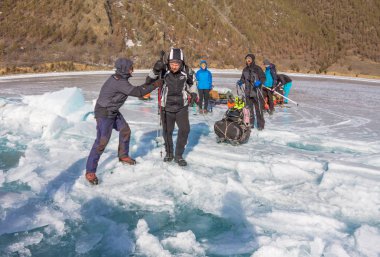 Deniz Baykal, Rusya - 24 Mart 2016: Erkekler Buz sürükledi sl