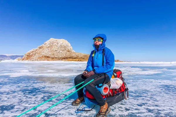 Chica con un trineo y bastón de trekking está en el hielo del lago Baika — Foto de Stock