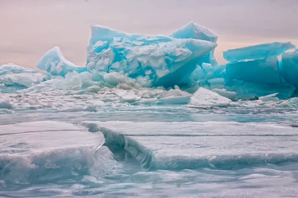 Ártico azul geleira gelo hummock em tempo nublado — Fotografia de Stock