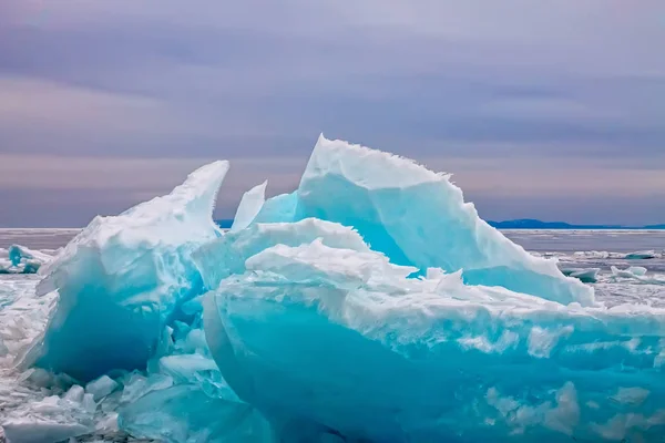 Ártico azul geleira gelo hummock em tempo nublado — Fotografia de Stock