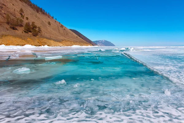 Los cultivadores de hielo iceberg en agua turquesa del lago Baikal — Foto de Stock