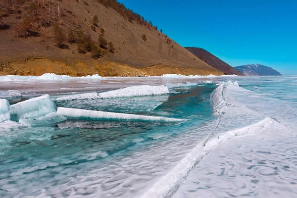 Plantatorzy ice iceberg w turkusowej wodzie jeziora Bajkał — Zdjęcie stockowe