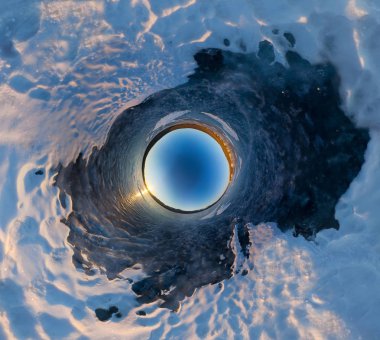 Güneşin doğuşunu küresel panorama Adası olan Olkhon, karlı üzerinde