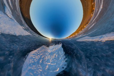 Güneşin doğuşunu küresel panorama Adası olan Olkhon, karlı üzerinde