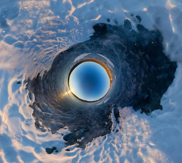 Güneşin doğuşunu küresel panorama Adası olan Olkhon, karlı üzerinde