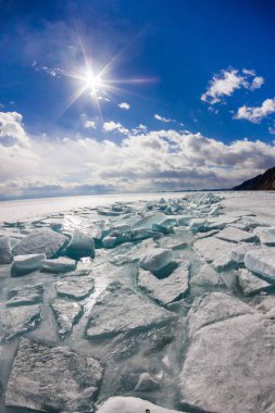 Buz çatlak ve Olkho gelen Baykal Gölü buz üzerinde Tepecik