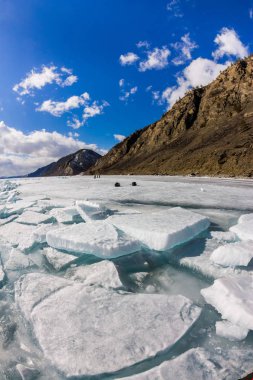 Buz çatlak ve Olkho gelen Baykal Gölü buz üzerinde Tepecik