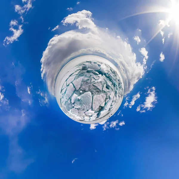 Ледовые хаммоки в полярной сферической проекции маленькой планеты — стоковое фото