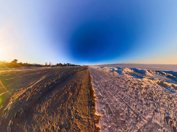 Широкая панорама границы песчаного пляжа и озера Байкал и — стоковое фото