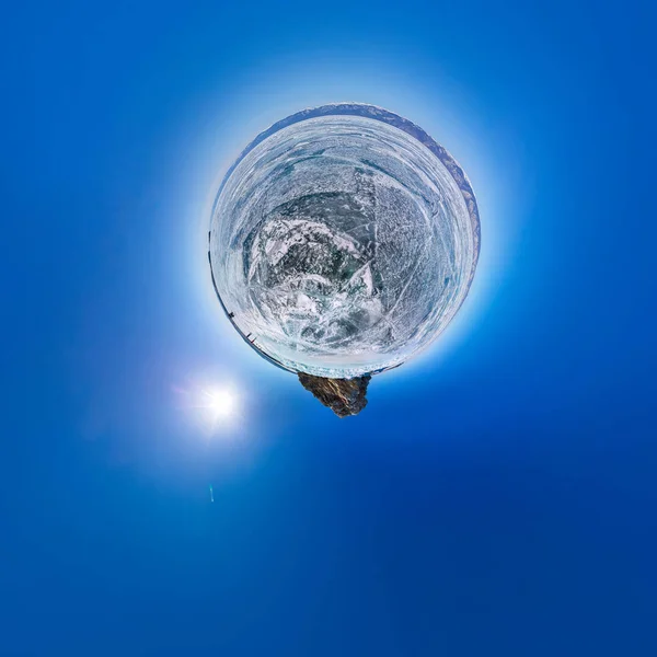 Kugelpanorama Schamanenfelsen oder Kap Burhan auf der Insel Olchon i — Stockfoto