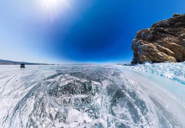 Letecké panorama šaman Rock nebo mys Burhan na ostrově Olkhon v w — Stock fotografie