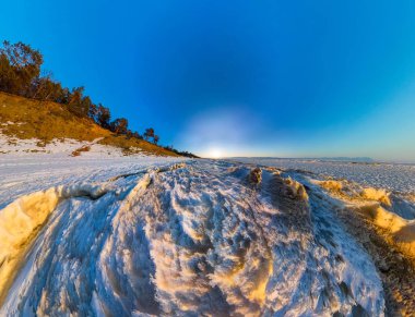 Kar sunrise dalga Olkhon kıyı üzerinde hava Panoraması. Bai