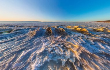 Kar sunrise dalga Olkhon kıyı üzerinde hava Panoraması. Bai
