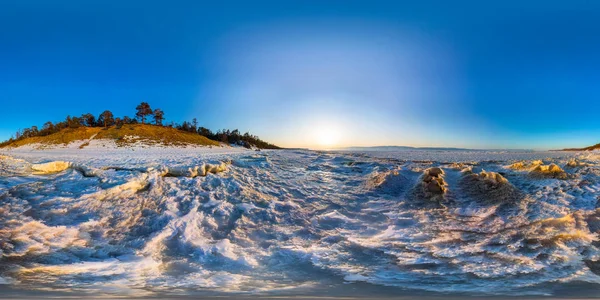 360 180 panorama de la vague de lever de soleil de neige sur la rive d'Olkhon. Ba ! — Photo