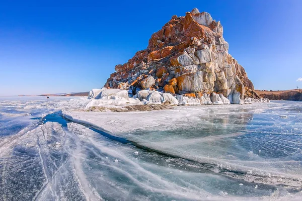 Šaman Rock nebo mys Burhan na ostrově Olkhon v zimě, surrounde — Stock fotografie