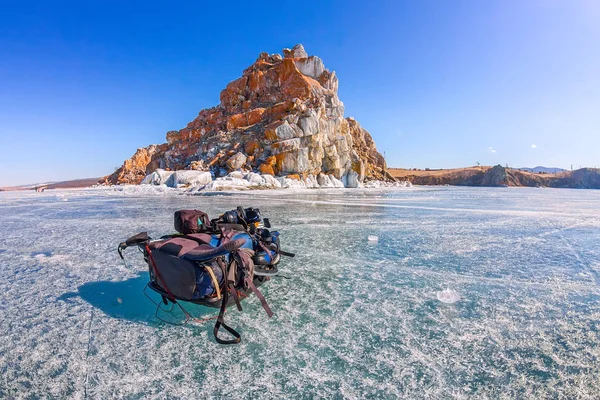 Traîneau à glace, bâtons de ski et sac à dos avant Shaman Rock — Photo