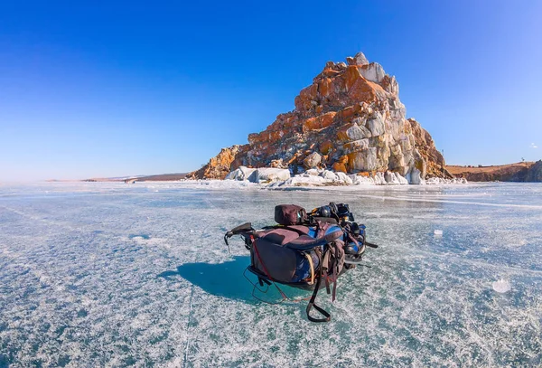 Traîneau à glace, bâtons de ski et sac à dos avant Shaman Rock — Photo