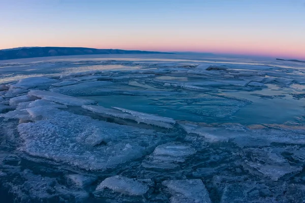 Texturerat kakel blå is hummock av Bajkalsjön i solnedgången. Olkhon — Stockfoto