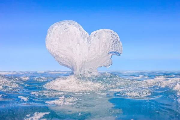 Ледяное сердце в волнах в свете заката. Байкал-Озеро — стоковое фото