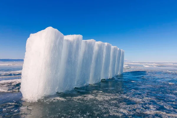 Льодові блоки на синій льоду, Olkhon острова, озеро Байкал — стокове фото
