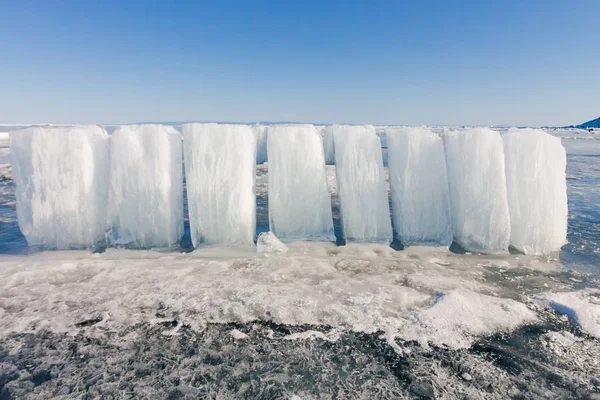 Blocchi di ghiaccio su ghiaccio blu, isola di Olkhon, lago Baikal — Foto Stock