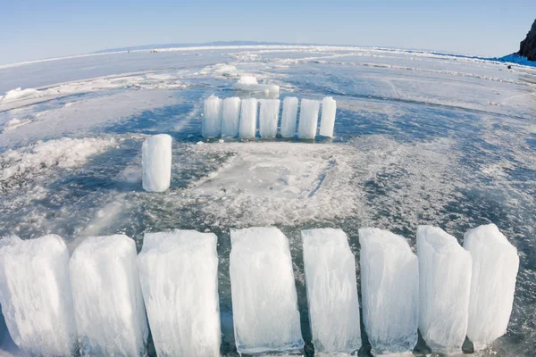 Blocchi di ghiaccio su ghiaccio blu, isola di Olkhon, lago Baikal — Foto Stock