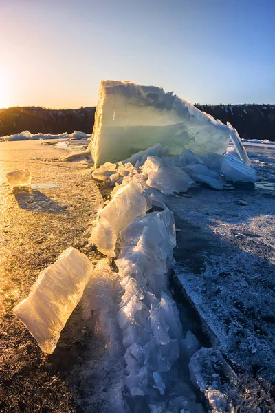 Hummock de hielo en la grieta en el invierno Baikal al atardecer —  Fotos de Stock