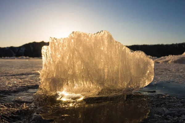 Transparante ijs is boven een barst bij zonsondergang, Olkhon island, Lake — Stockfoto