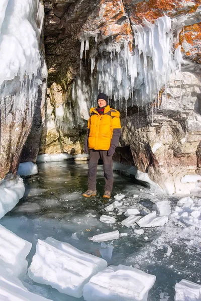 男人站在岩石覆盖着冰，Olkhon 的石窟 — 图库照片