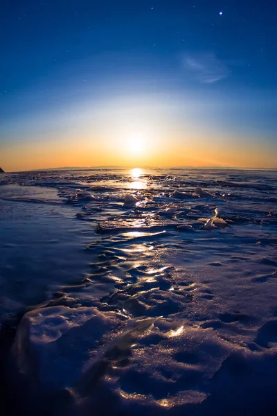 Azulejo texturizado hummock hielo azul del lago Baikal en la luz de la luna. Olk. — Foto de Stock