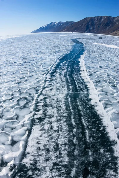 Breiter Riss im Eis des Baikalsees — Stockfoto