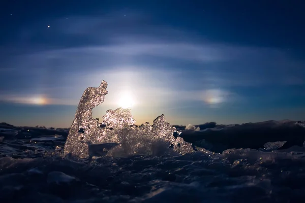 Halo lunar brilhando através do cume de gelo transparente, Olkhon isl — Fotografia de Stock